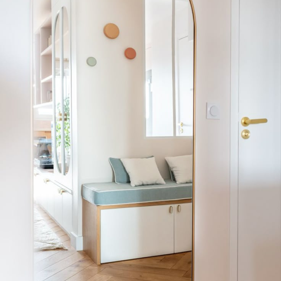 petite entrée avec grand miroir