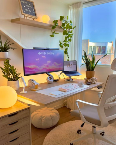 bureau cosy avec plantes et luminaire