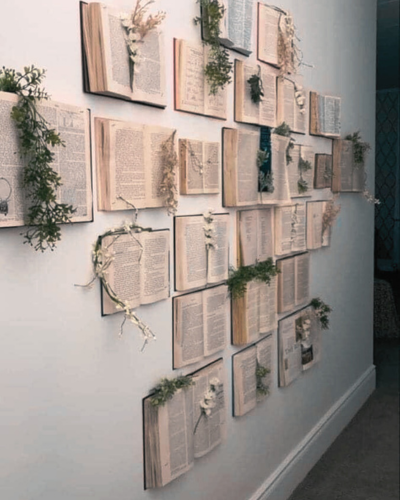 mur d'entrée original avec des livres