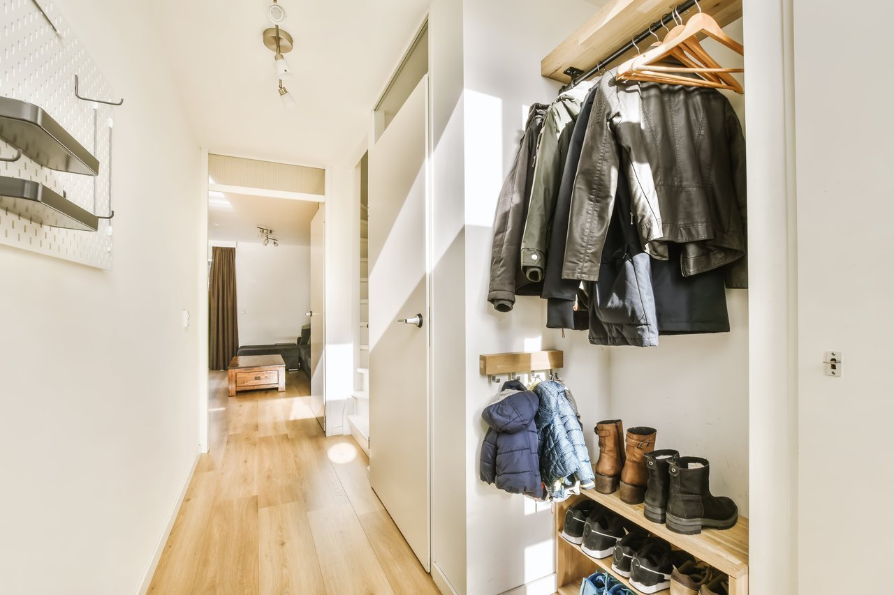 optimiser-le-rangement-dans-un-couloir-etroit-conseils-professionnels-et-solutions-sur-mesure