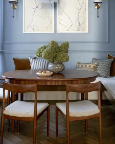 salle à manger bleu clair et bois foncé