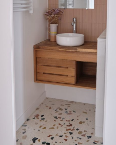 petite salle de bain terrazzo meuble foncé, mur blanc et pastel - melodie rose architecture