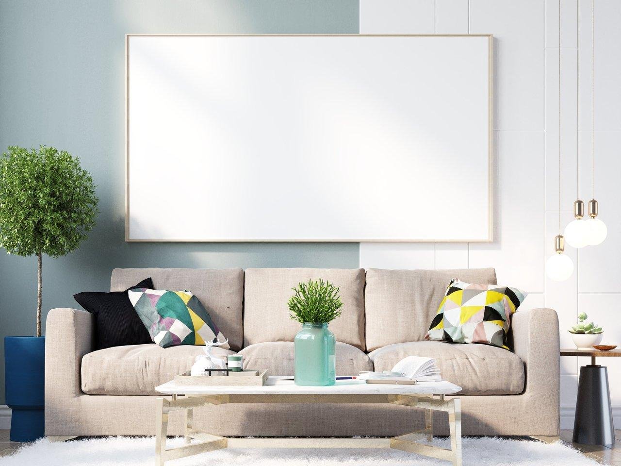 Salon urbain lumineux avec miroirs modernes valorisant l’espace et mobilier sur-mesure pour un intérieur cosy et design.