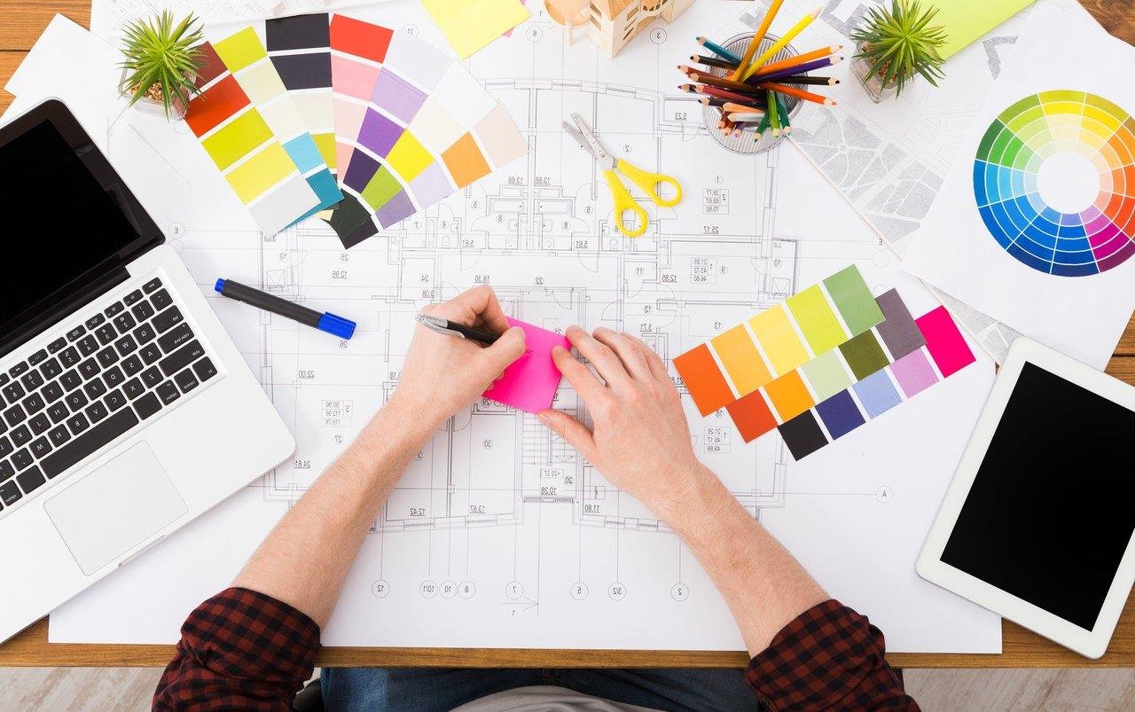 Tablette numérique affichant un plan 3D avec un décorateur et un client pour un accompagnement complet en design intérieur.