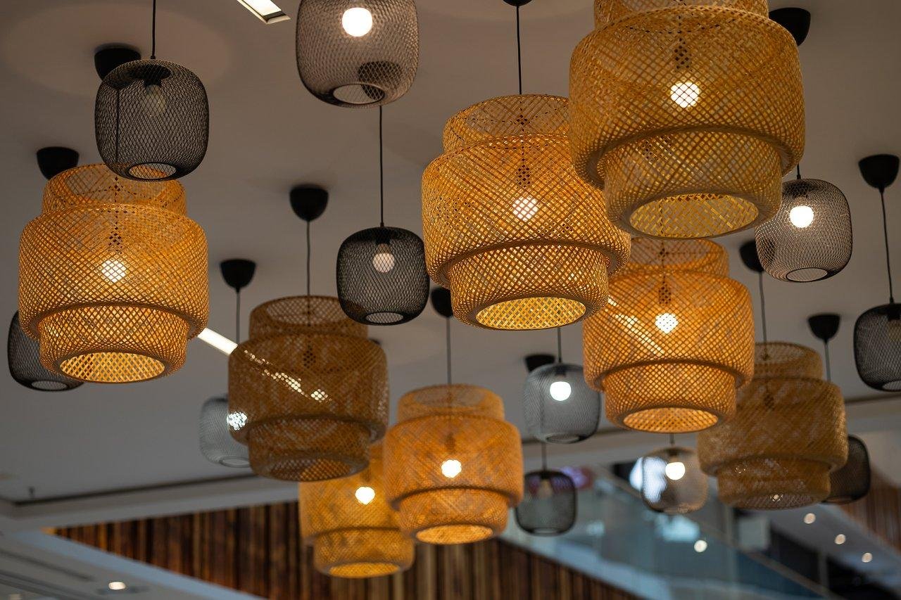 Un intérieur chaleureux et moderne éclairé par des luminaires en tissage, créant une ambiance cosy et élégante.